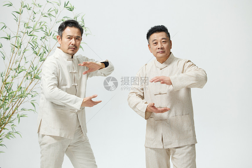 中国风中年男性打太极拳图片