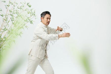 传统文化中年男性打太极拳背景图片