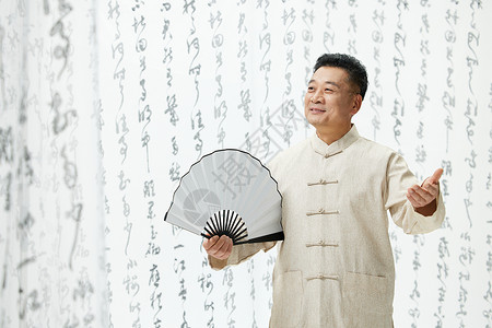中国风中年男性拿折扇背景图片