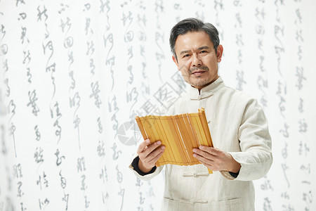 中国传统文化中年男性阅读书简背景图片