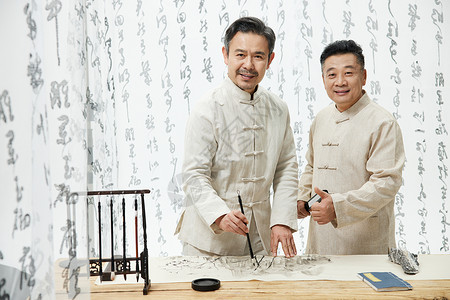 中国风中年人一起画水墨画背景图片