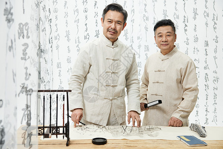 一起画水墨画的中国风中年人背景图片