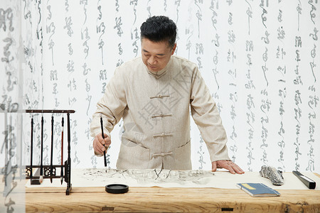 中国风中年人低头画水墨画背景图片