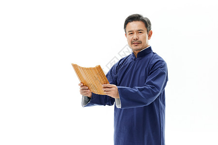 中年男性相声演员拿竹简背景图片