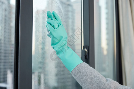 女性居家清洁玻璃窗高清图片