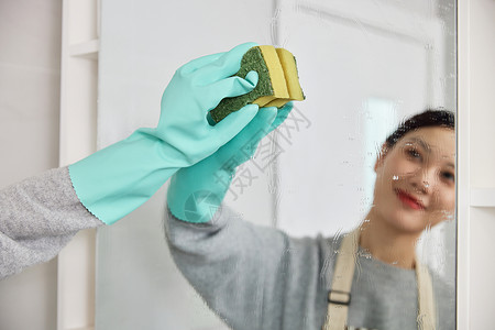 女性居家擦拭洗手间镜子图片