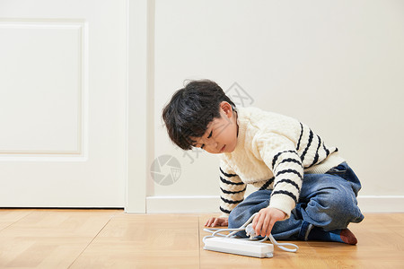 居家儿童家庭用电隐患高清图片