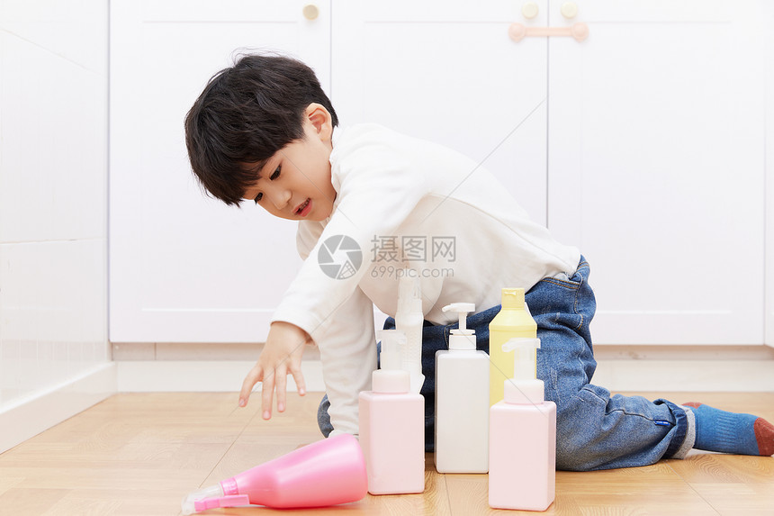 儿童居家清洁用品安全使用日常图片