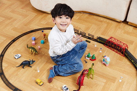 小孩安全俯拍小朋友坐在客厅里开心的玩玩具背景