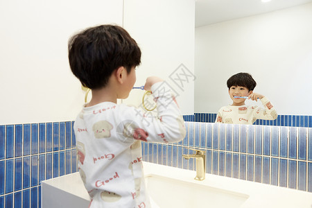 穿着睡衣在洗漱台刷牙的小男孩背景