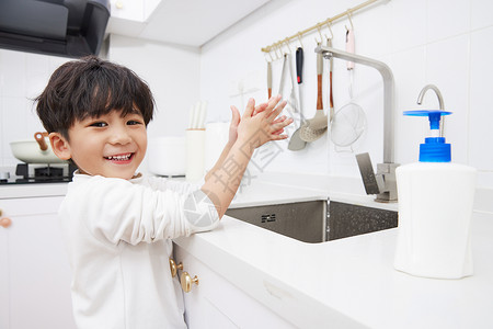 安全日居家儿童在厨房水池洗手背景