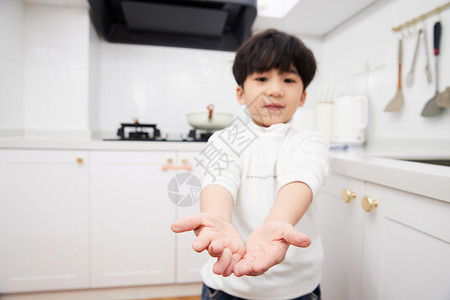 便后洗手居家儿童洗完手后向镜头展示背景