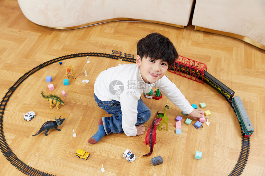 俯拍坐在客厅里玩玩具的小男孩图片