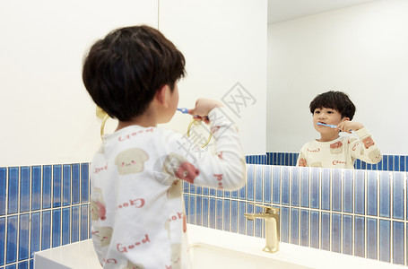 清洁浴室在洗漱台刷牙的小男孩背景