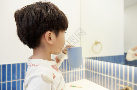 在洗漱台刷牙的小男孩高清图片