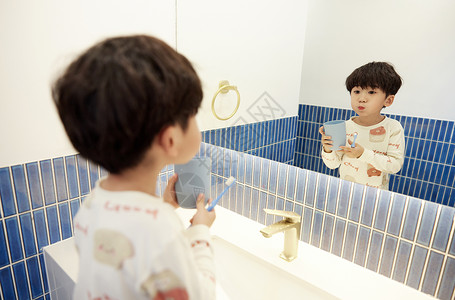 穿着睡衣在洗漱台刷牙的小男孩在洗漱台刷牙的小男孩背景