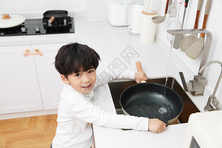 居家儿童使用厨房厨具形象背景图片