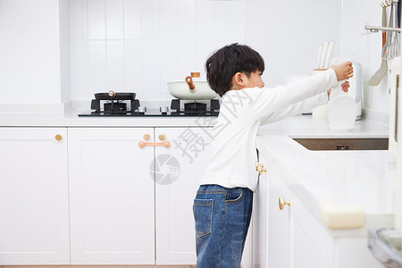 居家小男孩厨房玩耍清洁用品图片