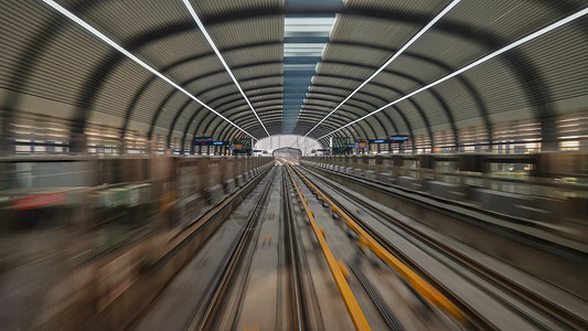 城市行驶的地铁交通隧道光轨图片