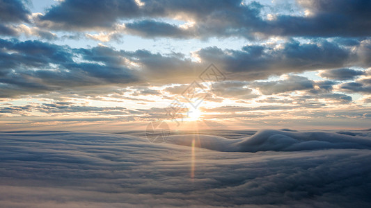 云顶上的日出图片