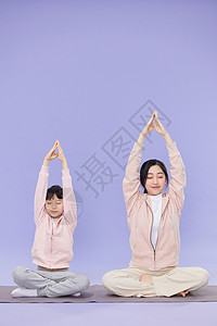 健康瑜伽一起来母亲和女儿一起做瑜伽背景