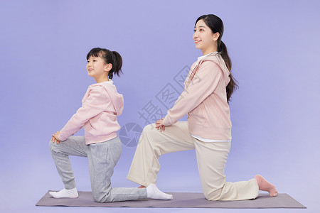 健康瑜伽一起来母亲和女儿一起做拉伸背景