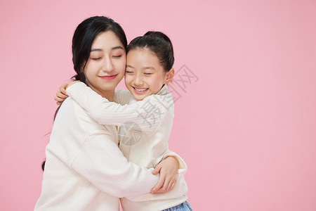 女儿和母亲拥抱图片