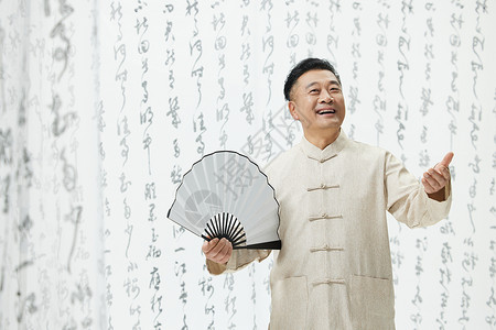 中国风中年男性拿纸扇背景图片
