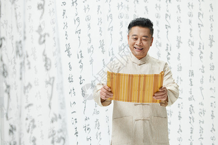 中国风中年男性看竹简形象背景图片