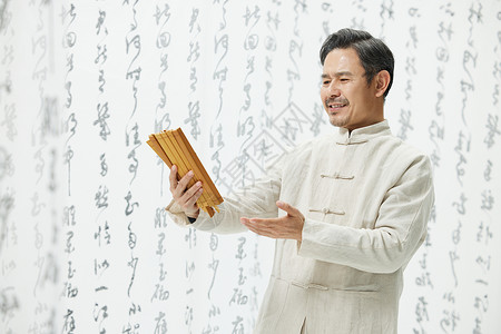 中国风中年男性看竹简图片