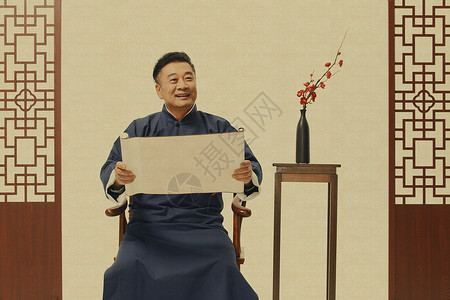 国风长袍中年男性欣赏画轴图片