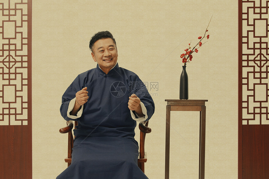国风长袍中年男性形象图片