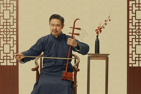 小提琴演出中国风长袍男性拉二胡背景