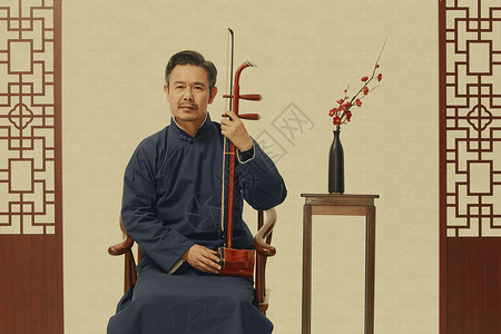 大提琴演出穿传统大褂的相声演员拉二胡背景
