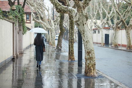 雨天路边行走的女性背影高清图片