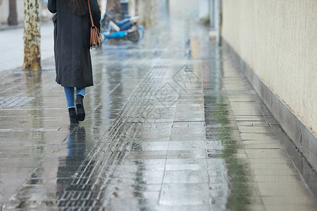 下雨天行走的女性背影特写高清图片