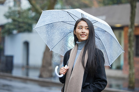 下雨天撑伞的女性背景图片