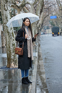 下雨天在路边着急等车的女性图片