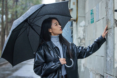 下雨天忧郁的女性高清图片