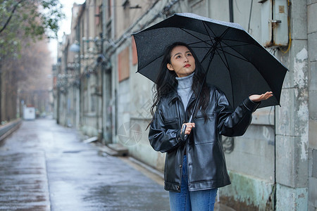 下雨天表情难过的女性背景图片