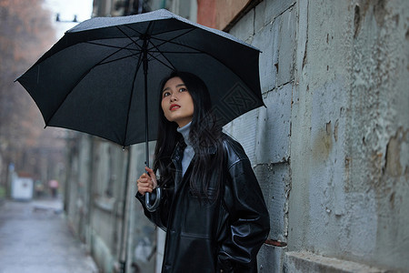 雨天路边等待的女性背景图片