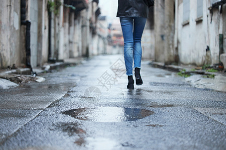 女性雨天散步雨天行走的女性腿部特写背景