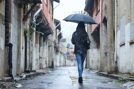 打伞背影雨中走路的女性背影背景