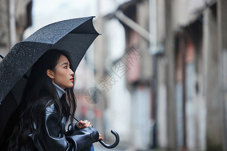 小兔子打伞表情下雨天表情忧郁的女性背景