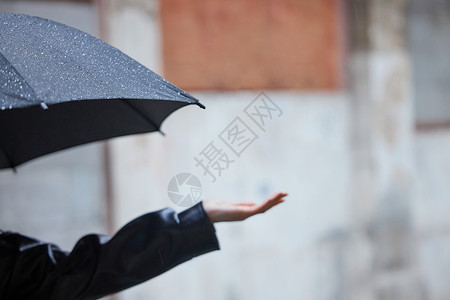 女人撑伞散步下雨天撑伞的女性手部特写背景