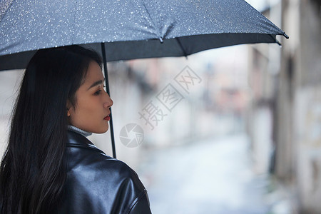 失落表情撑着伞表情难过的女性背景