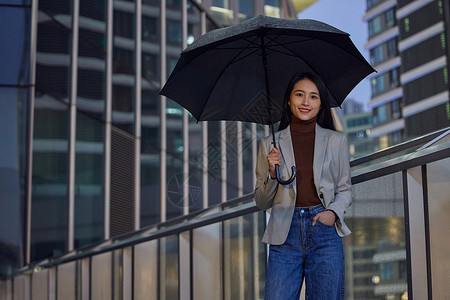 下雨天的都市商务女性高清图片