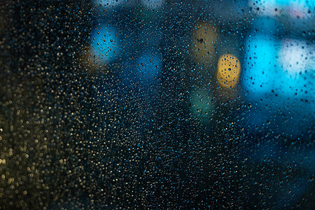 被玻璃罩住熊被雨水打湿的玻璃背景