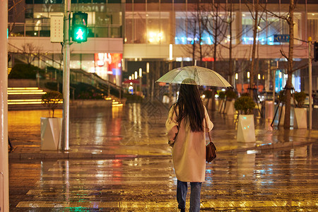 夜晚街拍下雨天过马路的女性背影背景