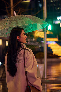 下雨天等候过马路的女性背景图片